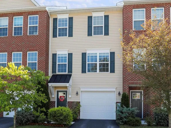 53 Savage Ct, Falling Waters, WV 25419