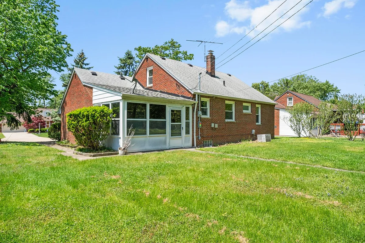 Building Photo - 1807 Skyline Dr