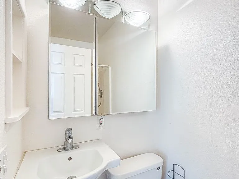 SD: Comfortable Junior 1BD/1BA Unit in Hillcrest with On-Site Laundry & Shared Courtyard — Photo 7