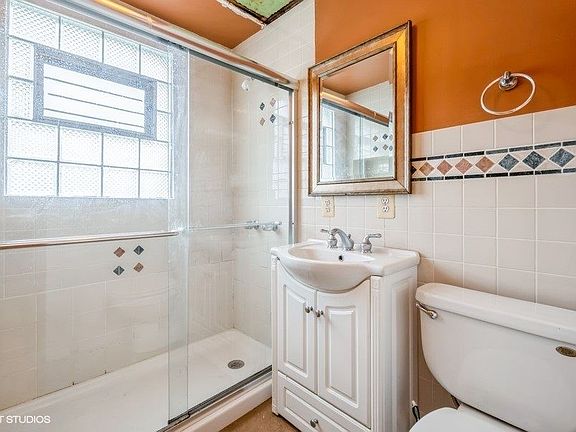 4th image of 10041 S Avenue L