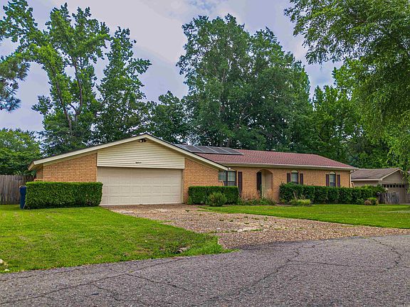 3rd image of 18 Pinewood Dr