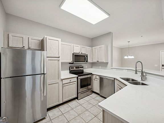 3rd image of 1704 Frederica Rd APT 428