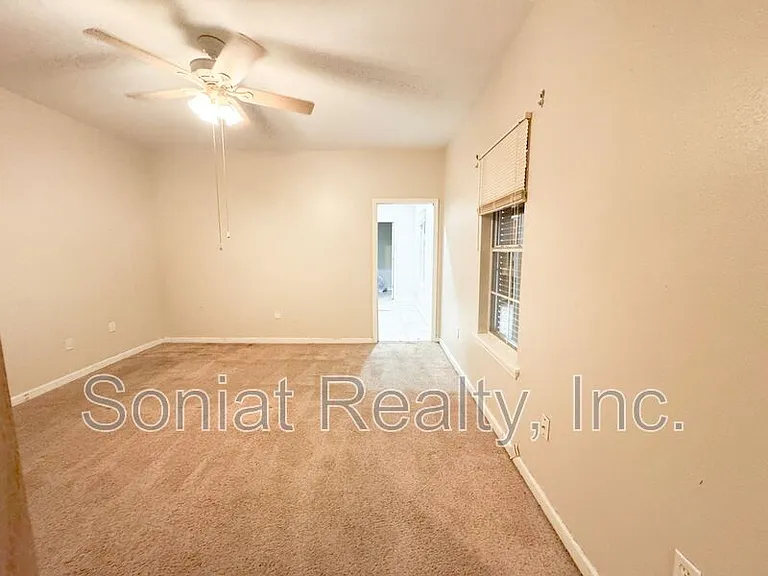 3320 N Prieur St — Photo 3