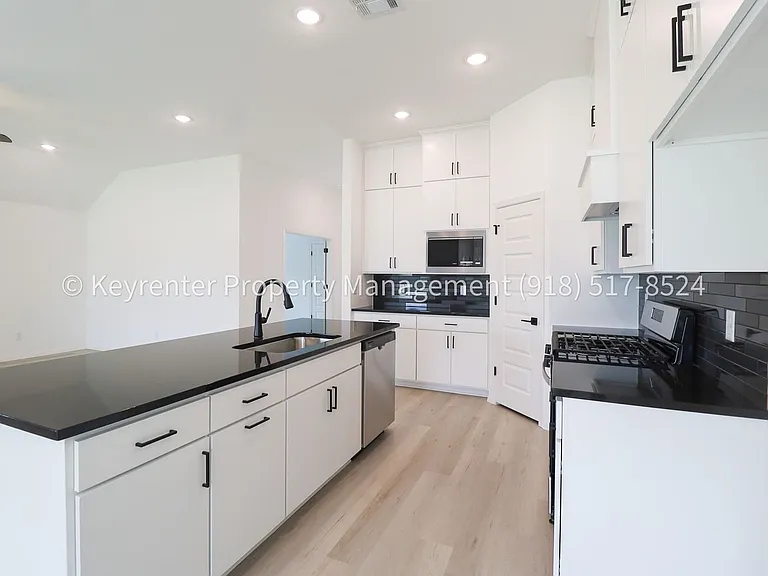 2908 S Redwood Ave — Photo 7