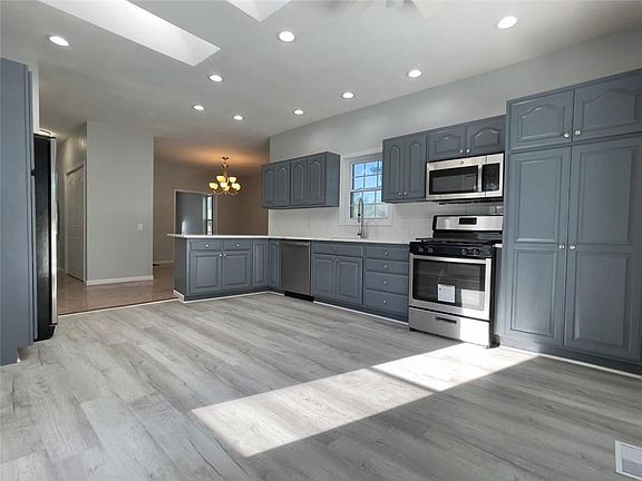 4th image of 801 E 6th St