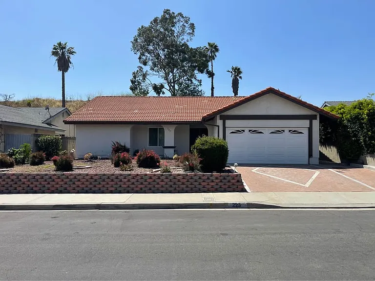 223 N Palo Cedro Dr — Photo 2