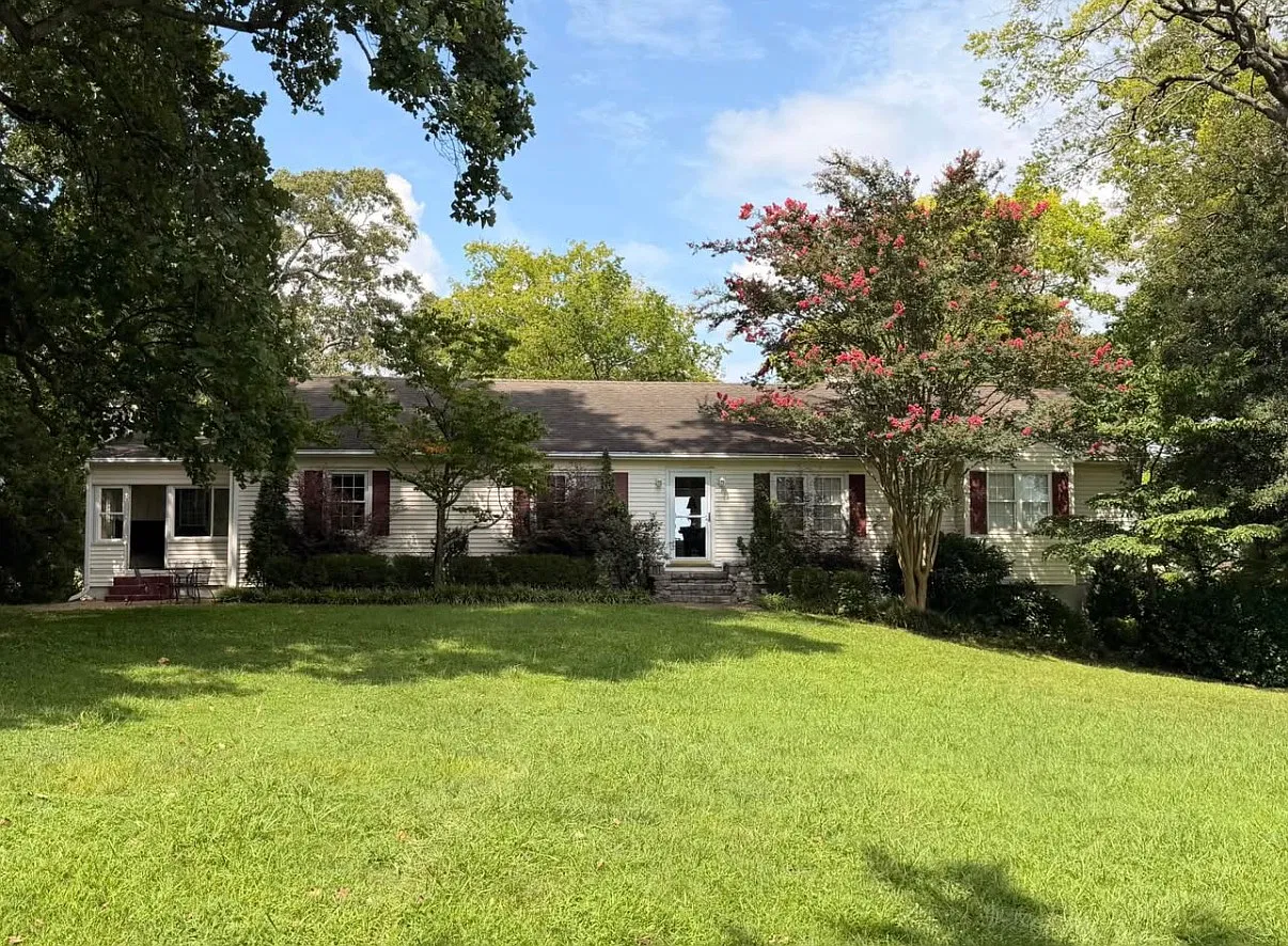 3 bed, 2300 sqft, $3,250 — Photo 2