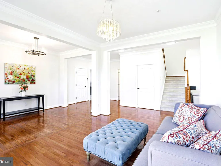 1035 Thorndale Dr — Photo 11