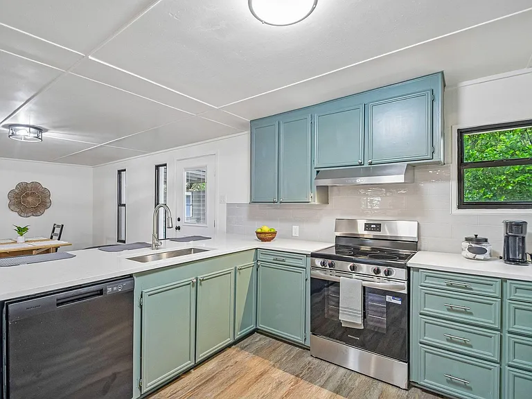605 Bishop St — Photo 17