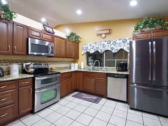 3rd image of 4820 W Laurel Ln