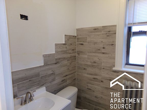 3rd image of 1619 W Morse Ave APT 203