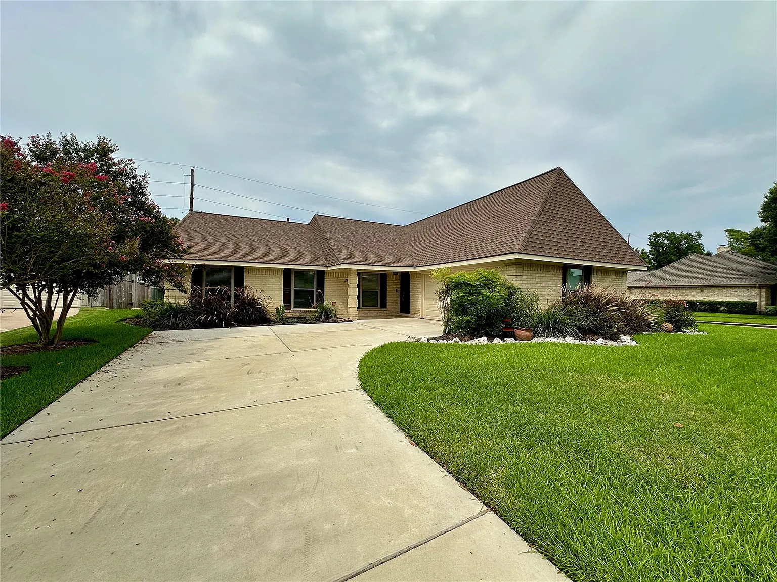 4 bed, 2.0 bath, 2288 sqft, $2,500 — Photo 2