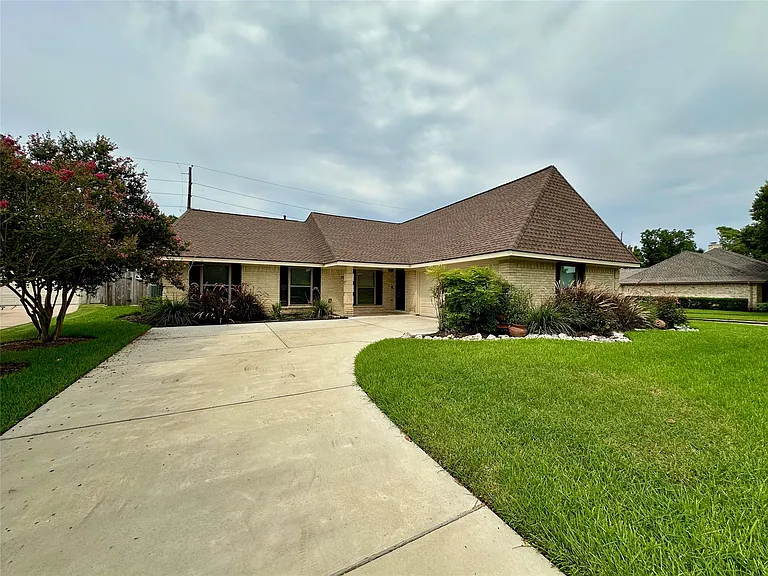 2931 Pasture Ln — Photo 2