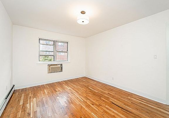 4th image of 25-15 32nd St #4