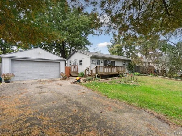 5711 Lake Grove Dr, White Lake, MI 48383