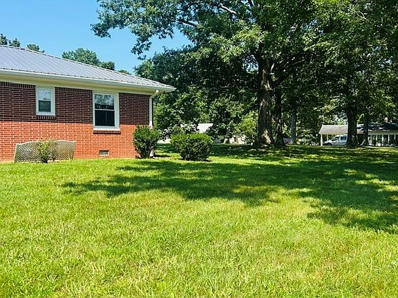 3rd image of 208 Oakdale Rd