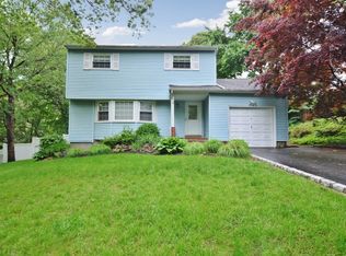 4 Woodrow Ln, Smithtown, NY 11787