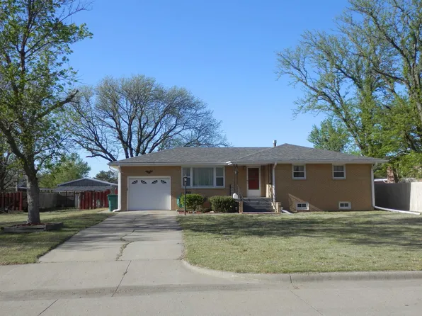 615 W 2nd St, Russell, KS 67665