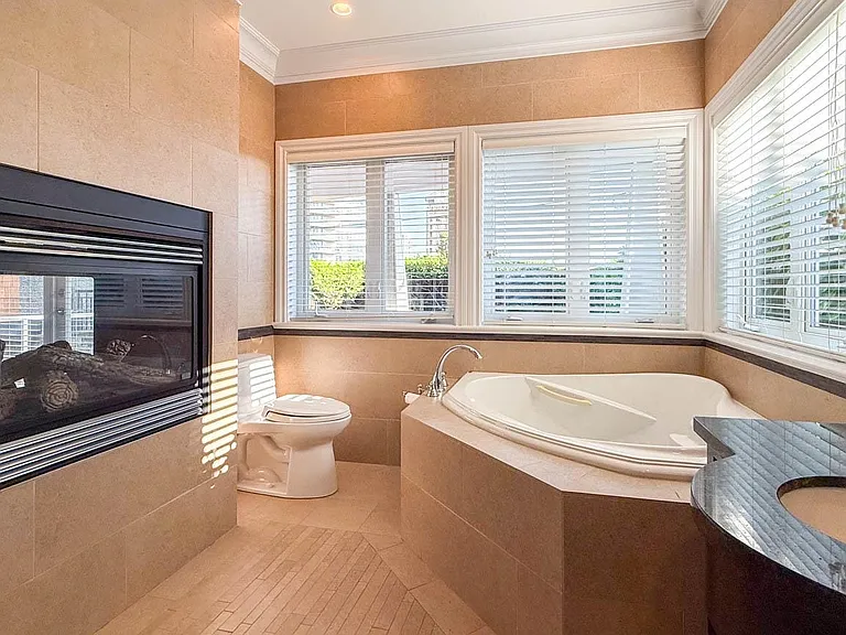 2307 Marine Dr — Photo 29