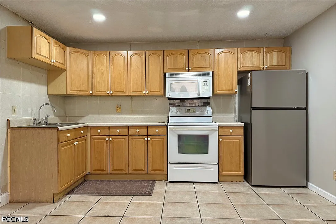 2 bed, 1.0 bath, 920 sqft, $1,050 — Photo 1