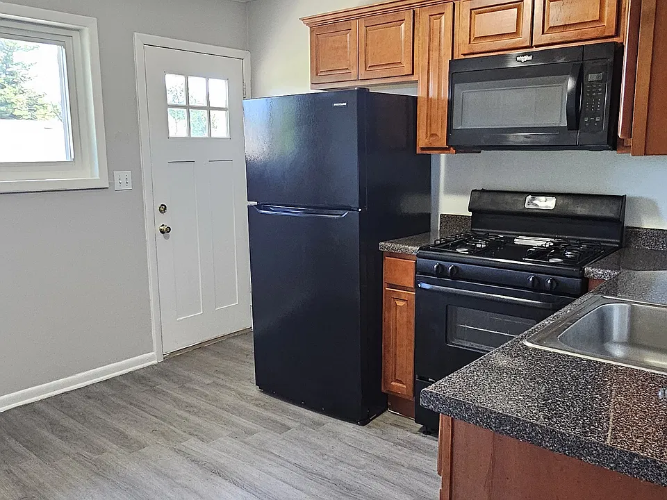 223 Fairfield St #2R