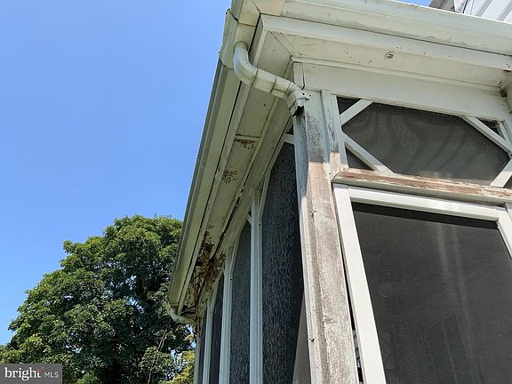 5th image of 49 Oak St