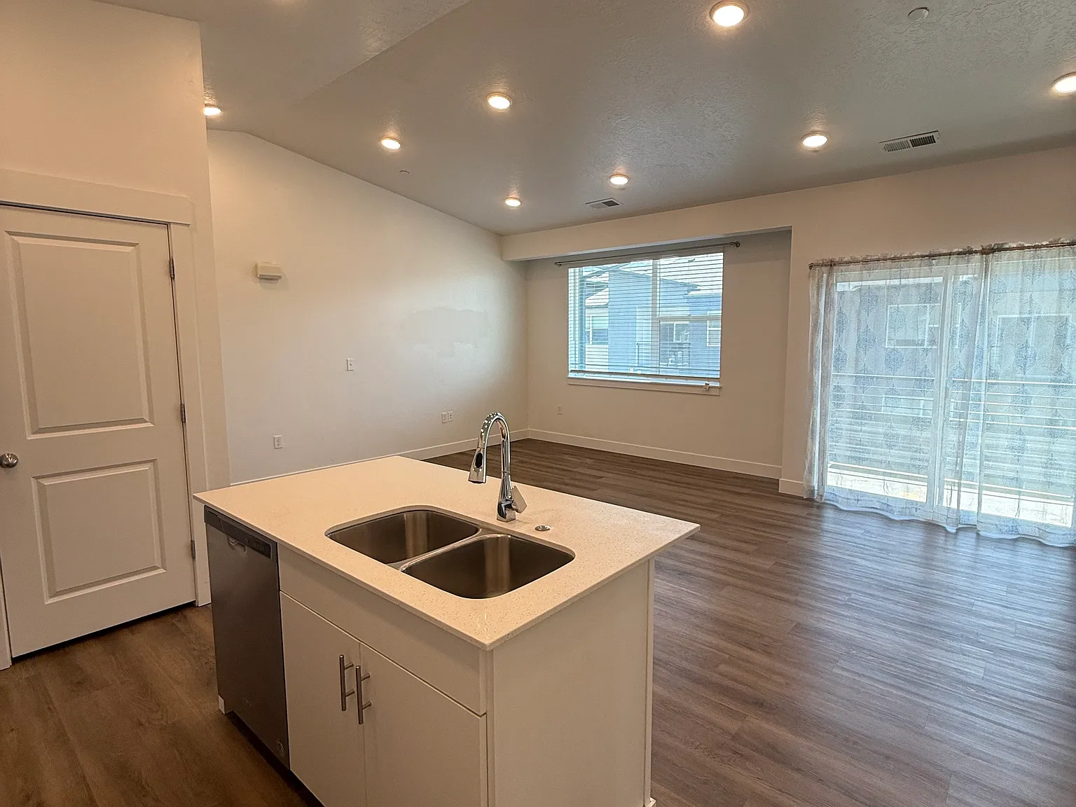 471 W 15 S — Photo 4