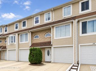 75 Francesca Ln, Staten Island, NY 10303