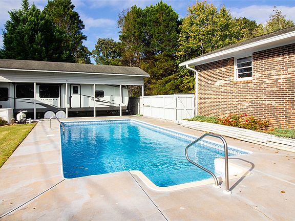 5th image of 302 Arcadia Dr