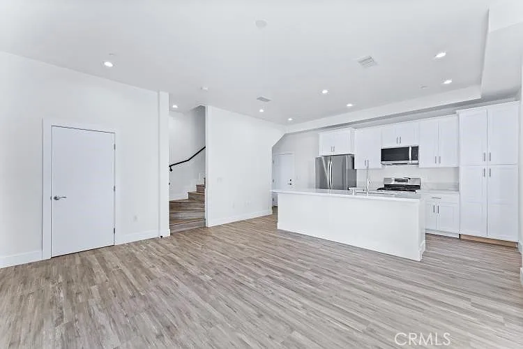 3 bed, 3.5 bath, 1600 sqft, $6,500 — Photo 3