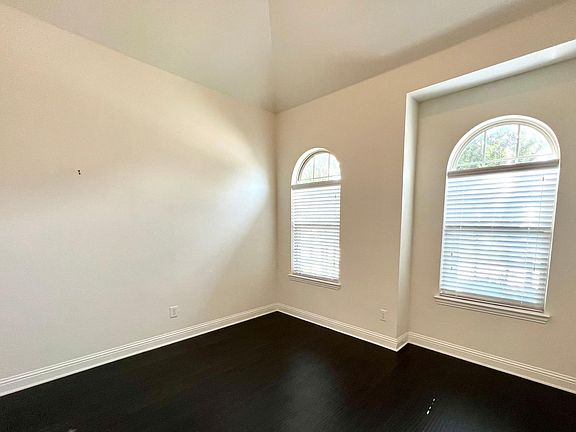 4th image of 1801 Forest Park Dr