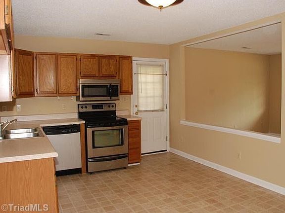 2nd image of 1419 Manuel St