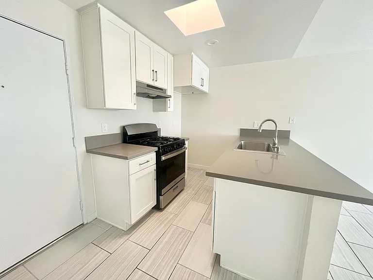 820 Glenoaks Apartments — Photo 17