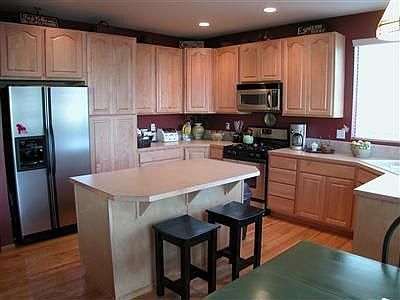 Gourmet Kitchen w/Island-Hardwood Floors-Stainless Steel Appliances