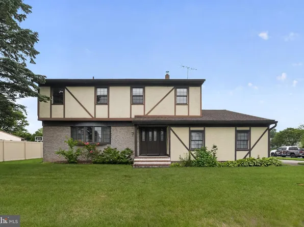 95 Taylor Dr, Fallsington, PA 19054