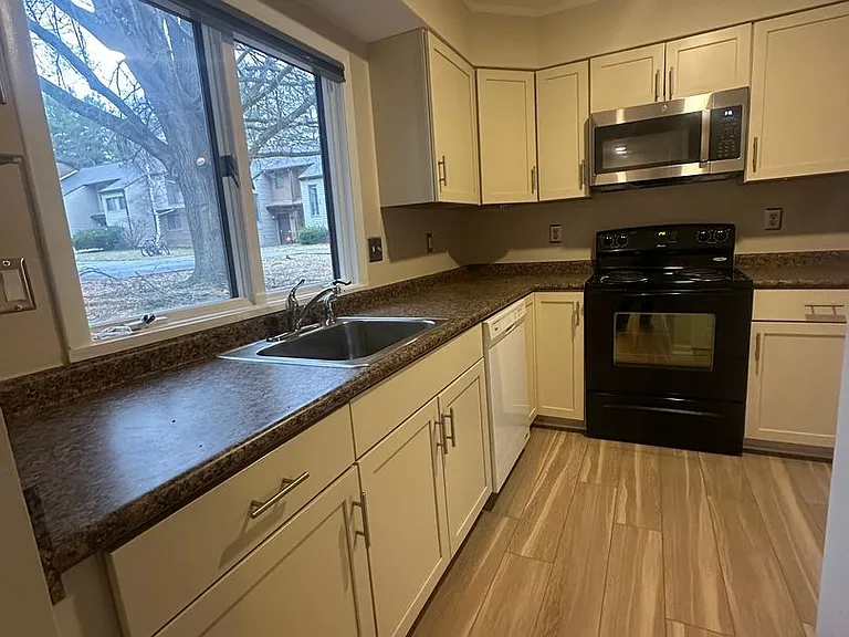 329 Shenandoah Cir — Photo 3