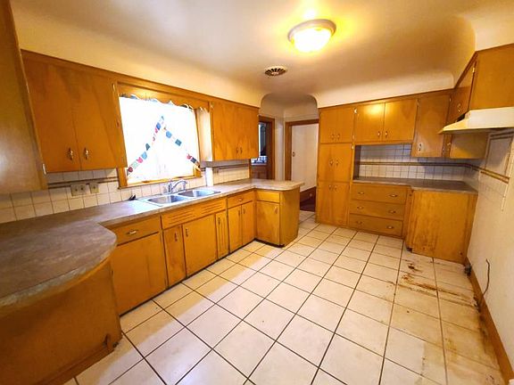 3rd image of 3207 Bay St
