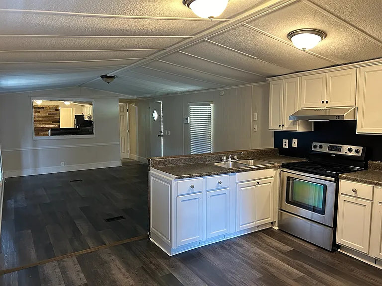 7301 Glade Rd SE — Photo 1