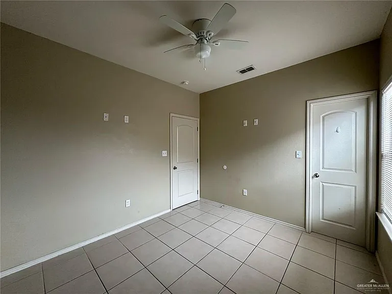 2010 Miroslava Ave #12 — Photo 7