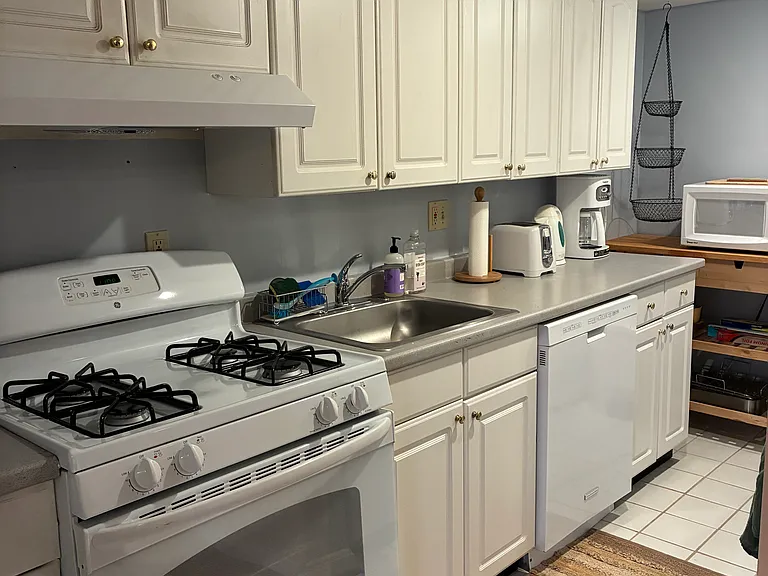 436 6th St NE #1 — Photo 4