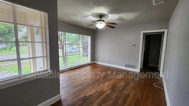 3 bed, 1.0 bath, 1137 sqft, $1,725 — Photo 4
