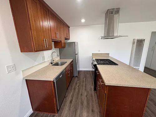 2210 Vanderbilt Ln Photo 1