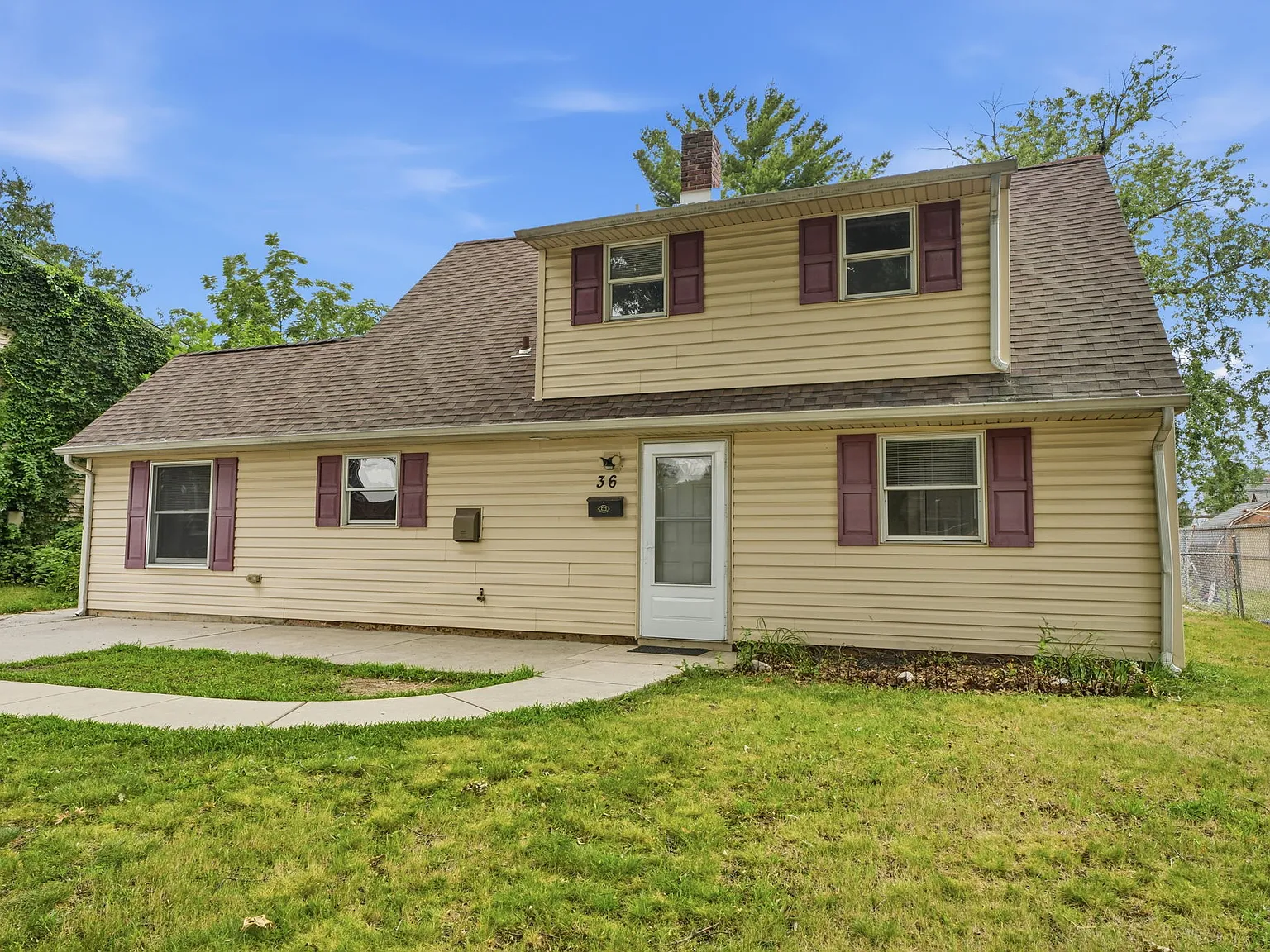 N Court Ln, Levittown — Photo 1