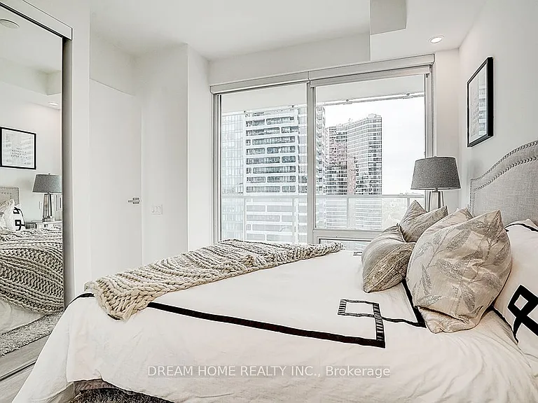 3 Gloucester St #1809 — Photo 28