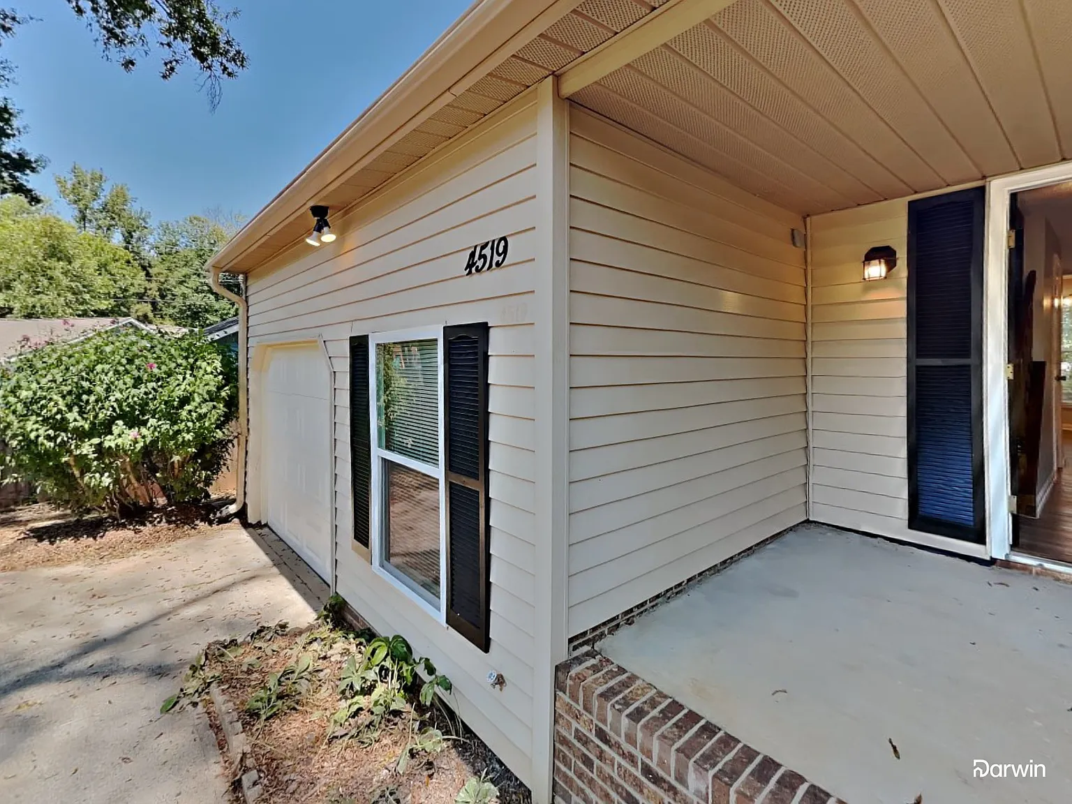 3 bed, 2.5 bath, 1835 sqft, $2,220 — Photo 2