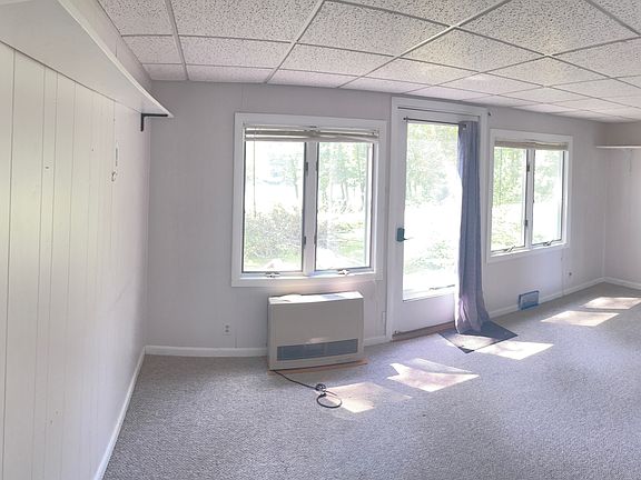 Cozy studio with water views and access. 5 minutes to downtown Durham. Off-street parking. Extra storage in Barn.