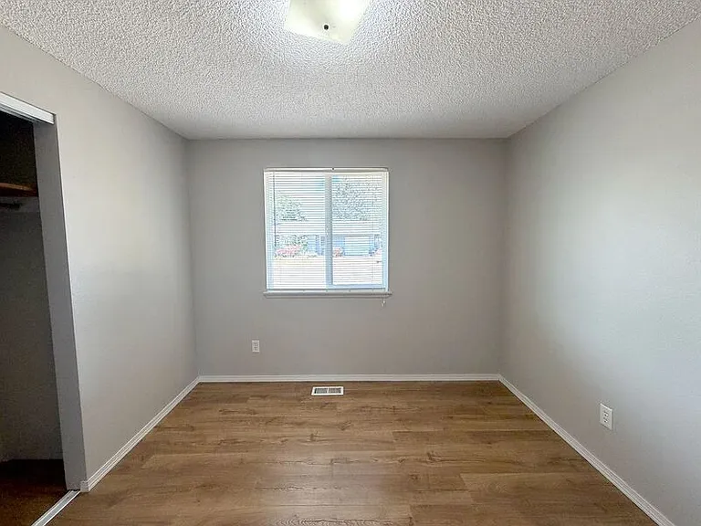 410 Crona St — Photo 12