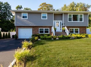 59 Sunset Dr, Huntington, NY 11743