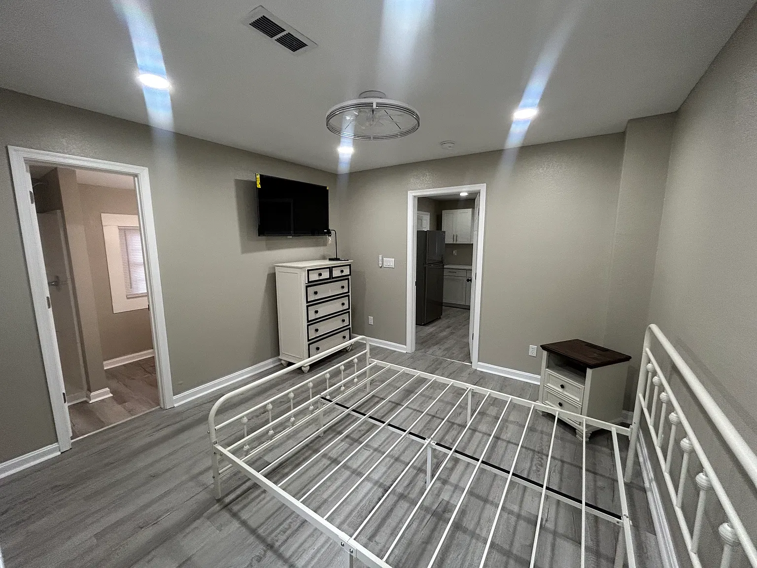Studio, 900 sqft, $1,100 — Photo 1