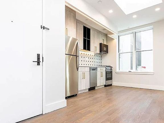 2nd image of 216 Bainbridge St #4B